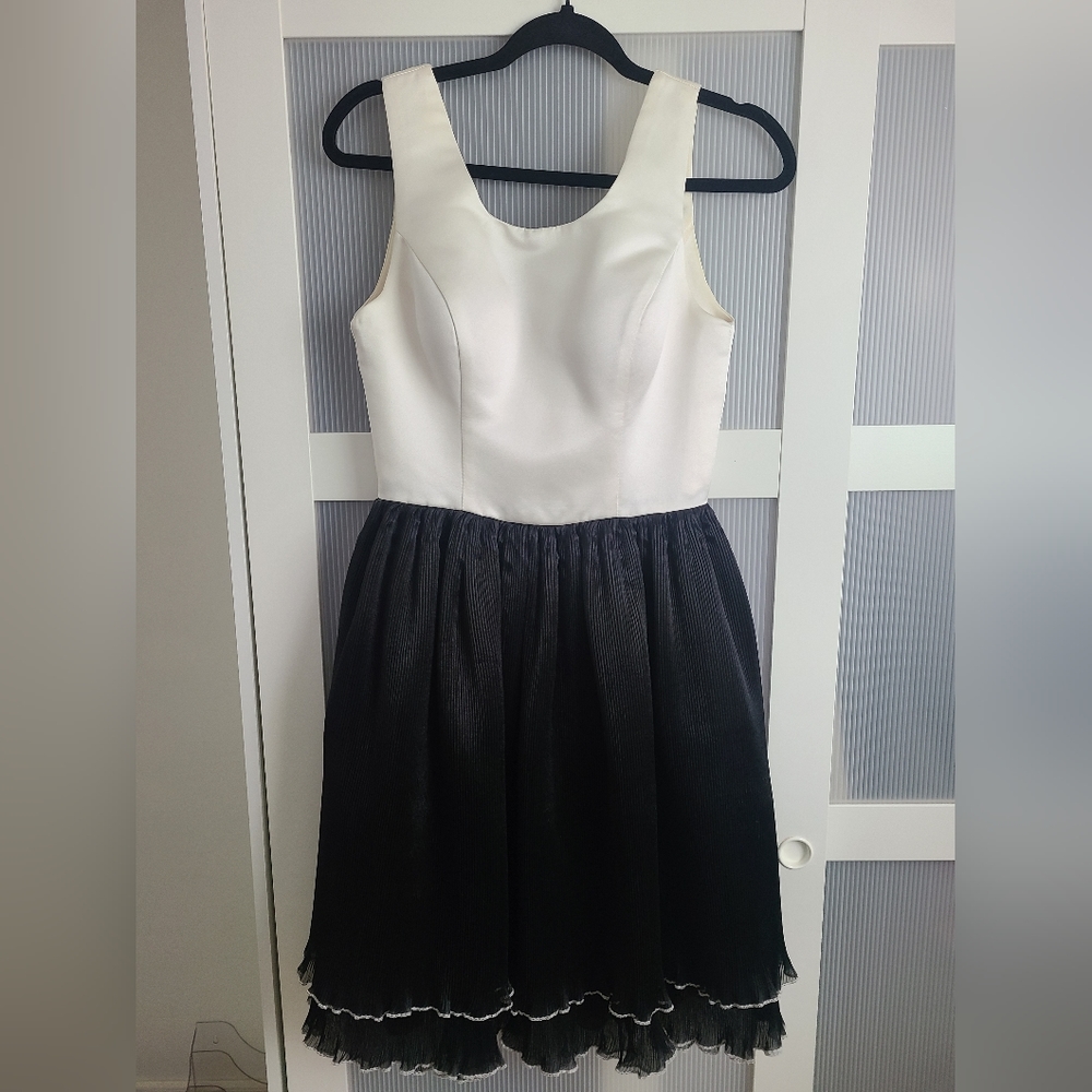 Womens size 6 HUSH brand semi formal dress